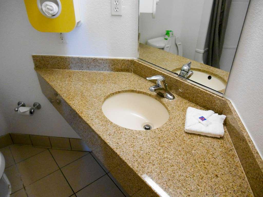 6-lemoore, Ca 4*