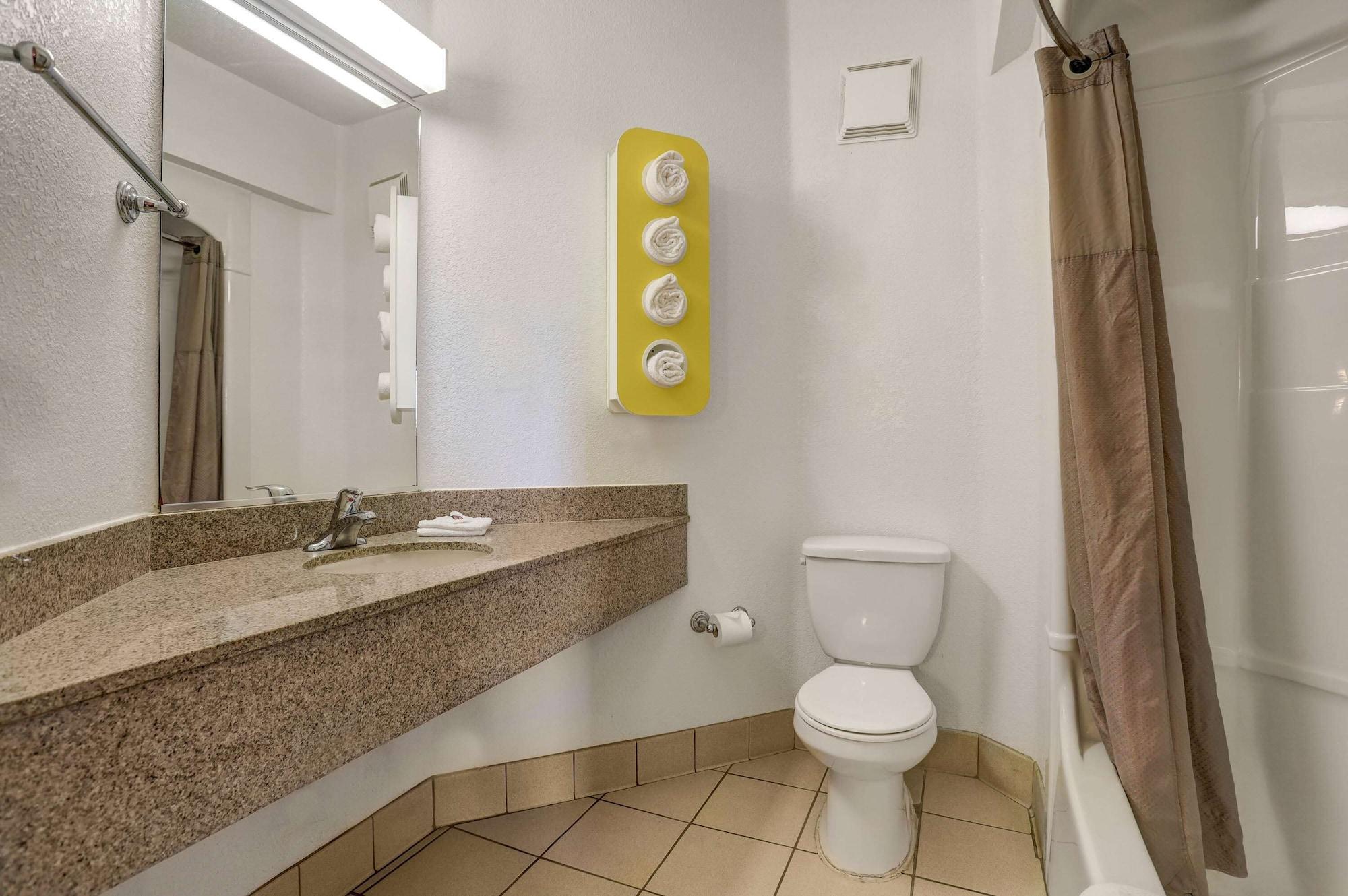 6-lemoore, Ca Hotel